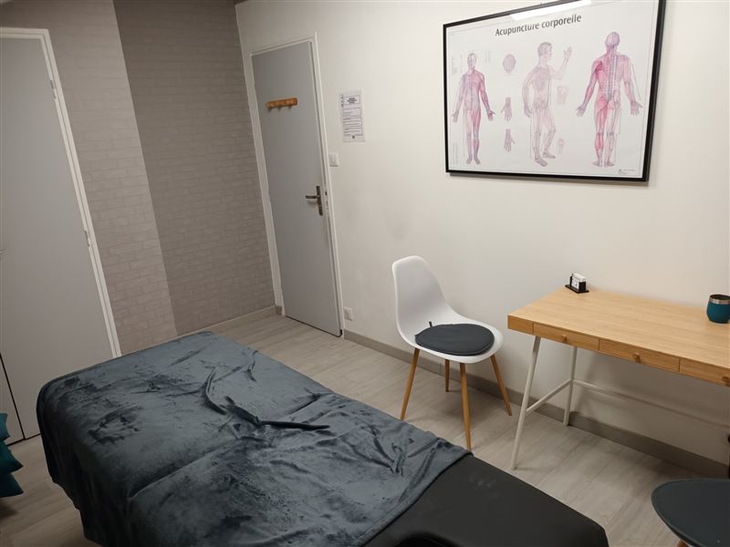 Local en temps partagé du Centre Vitalité 85 : table de massage, chaise et bureau en bois